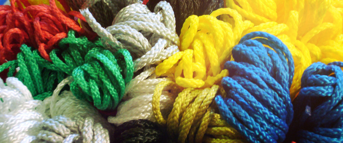 Plusieurs cordes chacunes d'une couleur différente enroulées pour représenter les valeurs d'une entreprise