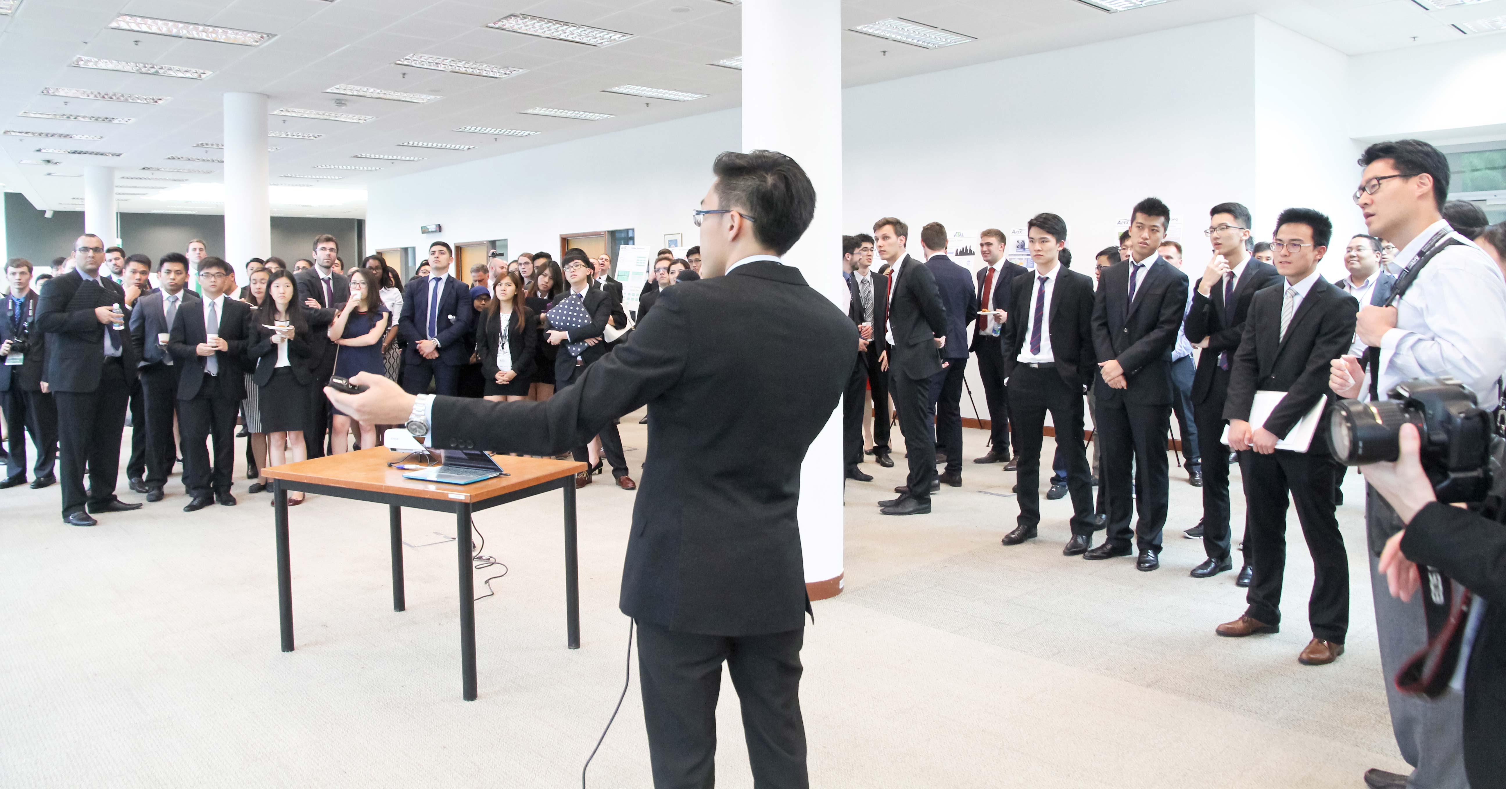 Conférence B2B d'un homme présentant du contenu à des professionnels