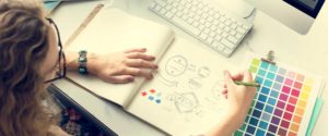 Un femme dessinant des logos